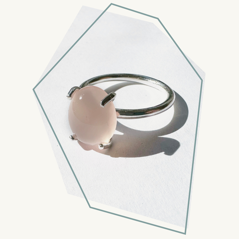 Workshop zilveren ring met cabochonsteen in klauwzetting