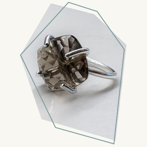 Workshop zilveren ring met cabochonsteen in klauwzetting