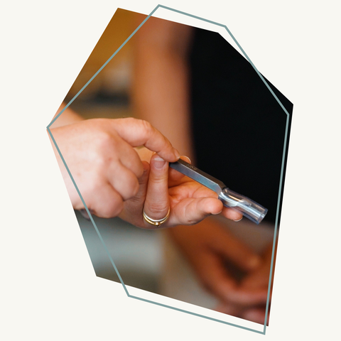 Workshop zilveren ring met cabochonsteen in klauwzetting